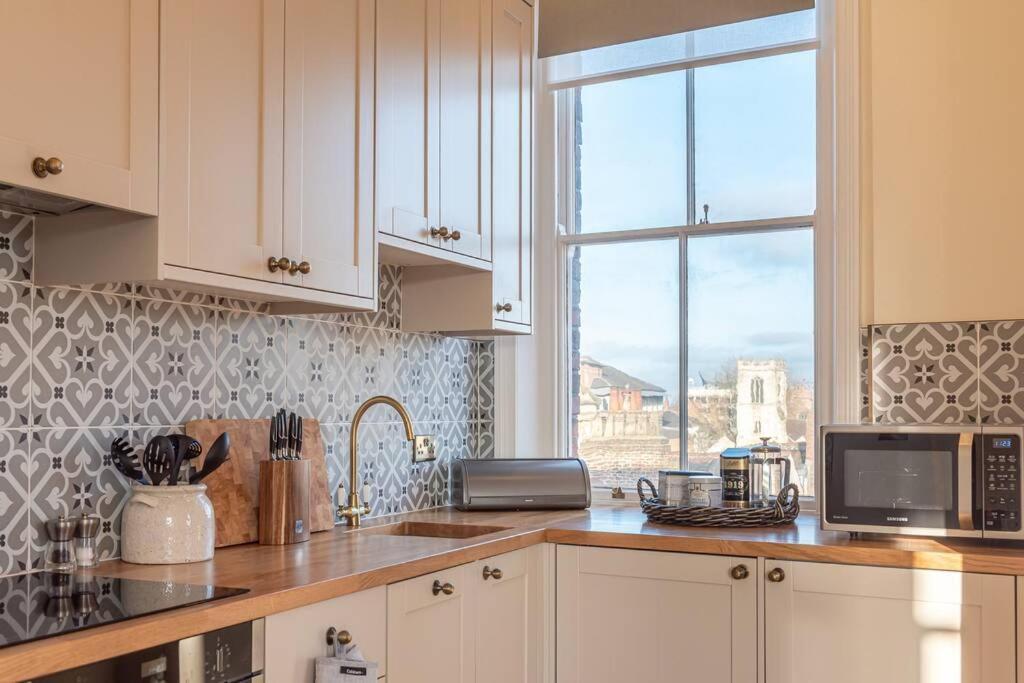 Luxury Apartment Rowntree House Across From The Shambles 约克 外观 照片